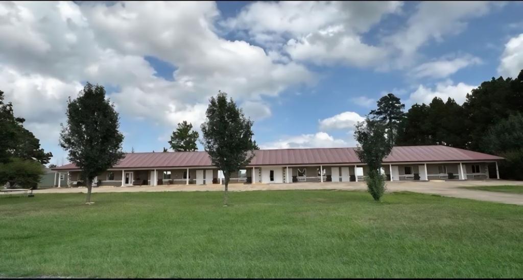 dequeen-country-club-and-motel-1