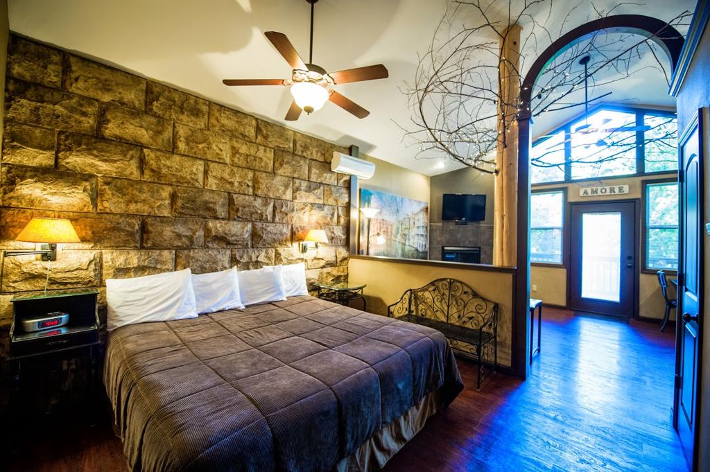 eureka-springs-treehouses-caves-castles-hobbits-4