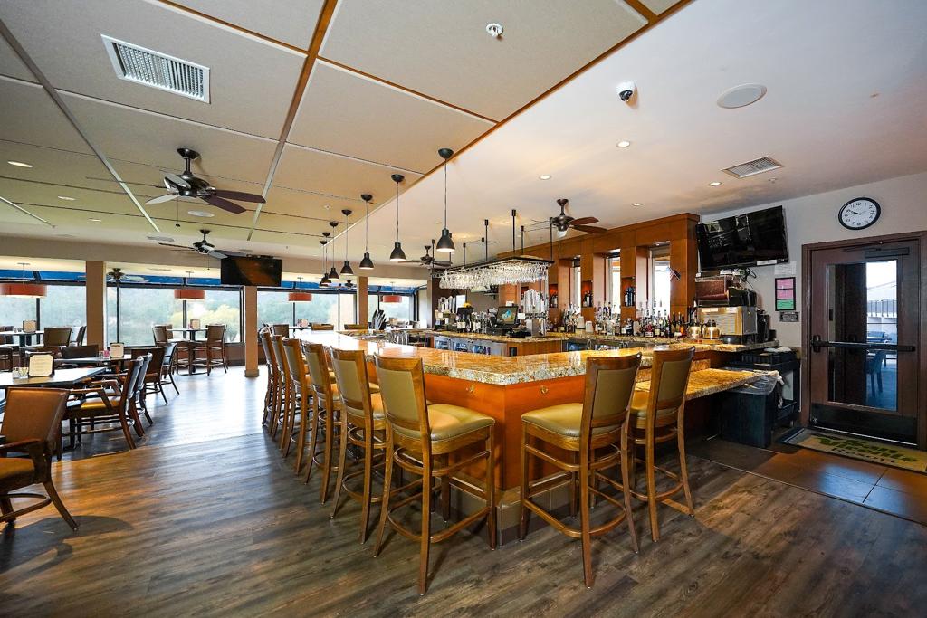 the-par-lounge-and-deck-1755490873405