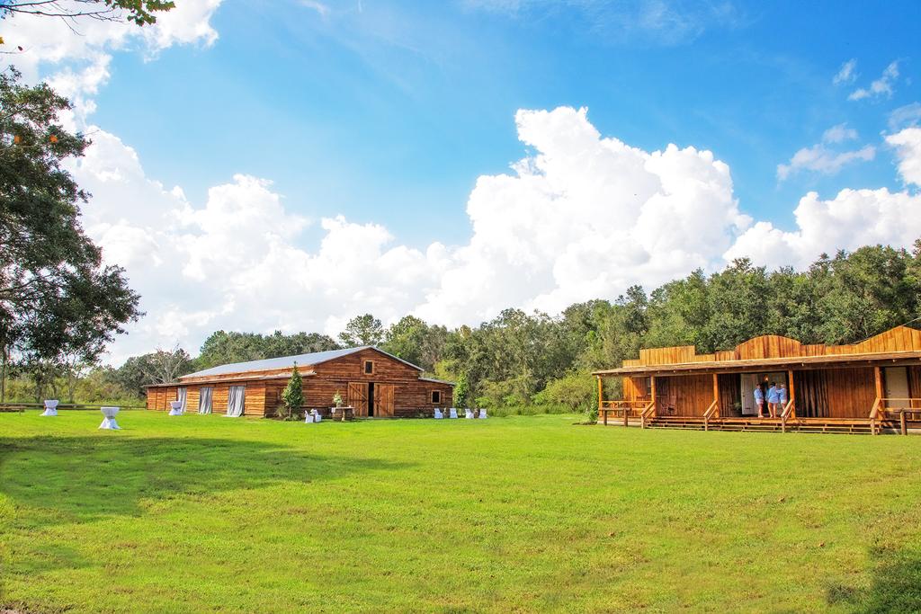 florida-rustic-barn-weddings-1755490284090