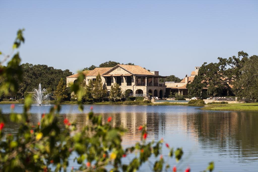 houston-oaks-country-club-retreat-1755495999272