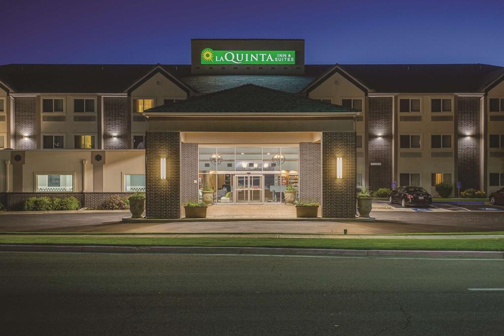 la-quinta-inn-suites-by-wyndham-logan-1